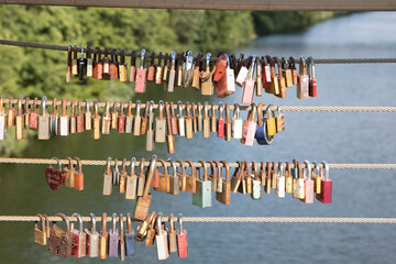Vorhängeschloss als Liebesbeweis an einer Brücke in Bamberg