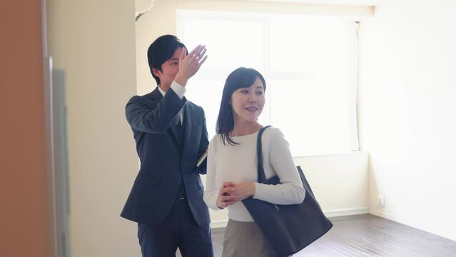 物件の案内をする不動産会社のスタッフ