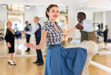 Crédence de cuisine en verre imprimé École de danse Woman with african man practising charleston dancing