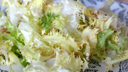 belle salade dans l'assiette