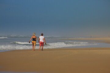 Zwei Frauen gehen am Strand spazieren