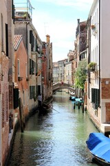 Fototapeta na wymiar Beautiful day at canal in Venice blue sky beautiful architecture