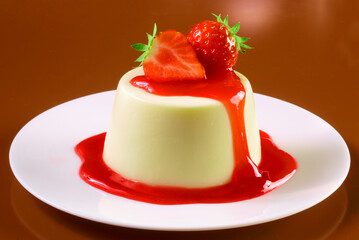 Panna Cotta mit Erbeeren, Panna Cotta, Erdbeersauce, Dessert, Italien
