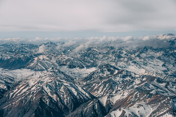 Vista aérea das montanhas nevadas da Cordilheira dos Andes durante primavera entre novembro e...