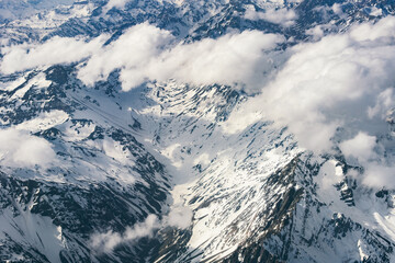 Vista a&eacute;rea das montanhas nevadas da Cordilheira dos Andes durante primavera entre novembro e dezembro de 2023. 