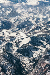 Vista aérea das montanhas nevadas da Cordilheira dos Andes durante primavera entre novembro e dezembro de 2023. 
