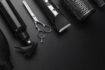 Kussenhoes Barbershop concept. Hairdressing tools on dark background top view space for text. Hair extensions, materials and cosmetics, hair care, wig. Hairstyle, haircut in salon. © Alexa Mat