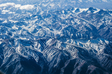Vista aérea das montanhas nevadas da Cordilheira dos Andes durante primavera entre novembro e...