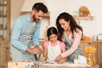 Obraz na płótnie Canvas Family enjoying cookie-making at home