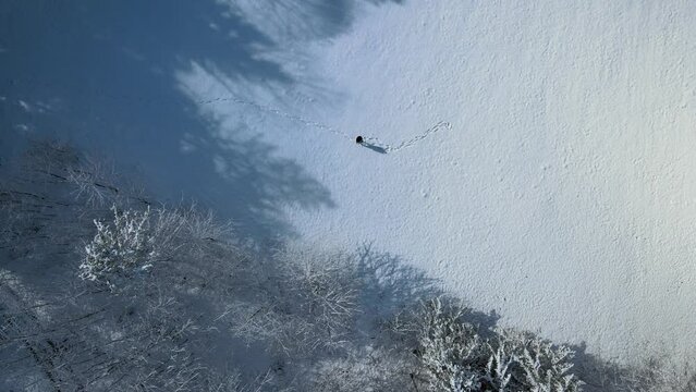 Drohnenpilot im Winter