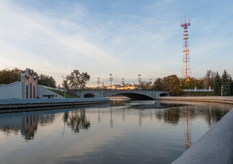 Fototapeta na wymiar Bridge over the Svisloch near the Central Children's Park In Minsk 