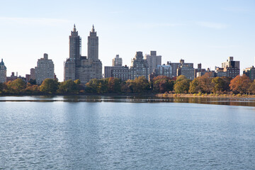 Fototapeta na wymiar Autumn city landscape from the Jackeline Kennedy Onassis reservoir, Central Park, Manhattan, New York City.