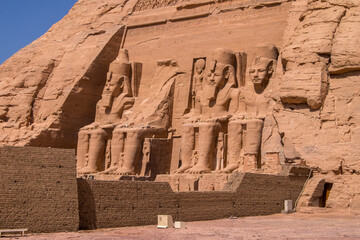 Estatuas de faraones sentados en el monumento de Ramses II en Abu Simbel ubicado en Nubia, junto al...