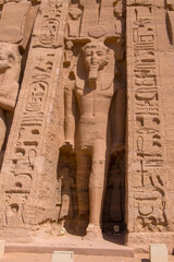 Esculturas y jerogl&iacute;ficos en el templo de Nefertari de Abu Simbel en Nubia, junto al lago Nasser en Egipto