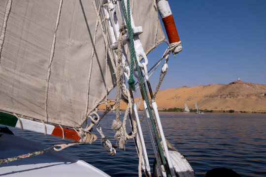 detalle de una vela de faluca navegando por el r&iacute;o Nilo en la regi&oacute;n de Asu&aacute;n, Egipto