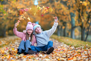 Kinder haben Spaß in der Herbstallee