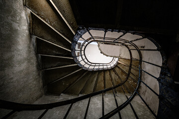 Fototapeta premium spiral staircase in the abandoned building