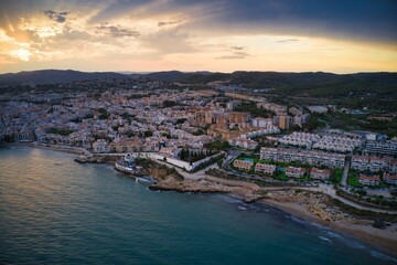 Fototapeta premium an aerial photo shows the coastline and village of san tela