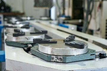 Empty conveyor for continuous supply of workpieces and parts for CNC milling and lathe.