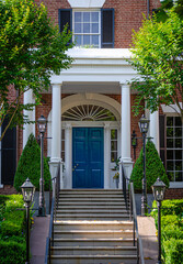 Haustür eines historischen Wohnhauses in Georgetown, Washington D.C.