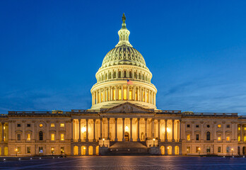 Kapitol in Washington D.C. zur Blauen Stunde am Abend