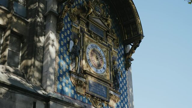 Reloj antiguo en la ciudad de Par&iacute;s, Francia