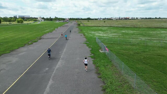 Berlin Tempelhof Feld Stadt Geschichte Kultur Architektur Sehensw&uuml;rdigkeiten Flughafen Tempelhof Stadtpark &ouml;ffentlicher Raum Erholung Historischer Ort Veranstaltungen Gr&uuml;nfl&auml;chen Gemeinschaft Drone
