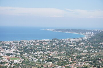 Obraz premium Clear coastline from mountain view