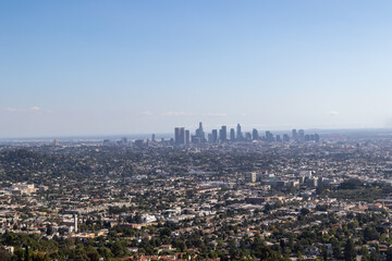 Fototapeta premium view of los angeles from the griffith observatory, image shows a cityscape view from the observatory on a hot autumns day in california, taken october 2023