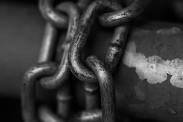 Foto op Plexiglas Black and white photo of a metal chain © Wirestock