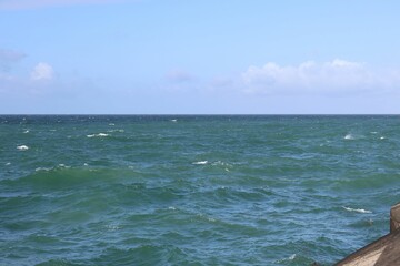 Obraz premium Scenic view of tranquil sea waves on a sunny day