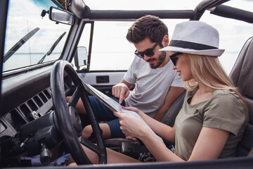 Obraz premium Couple travelling by car