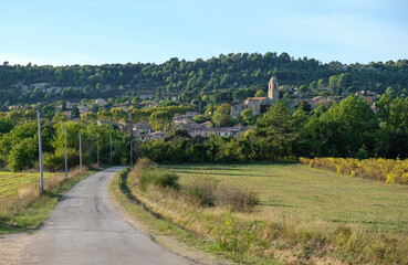 Village at the foot of Mont Ventoux. Local road among vineyards and fields. Mormoiron, Vaucluse, Franse.