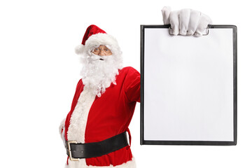 Naklejka premium Santa claus holding a blank paper on a clipboard