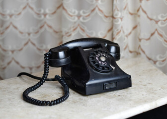 Telefone preto antigo