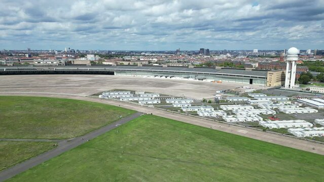 Berlin Tempelhof Feld Stadt Geschichte Kultur Architektur Sehensw&uuml;rdigkeiten Flughafen Tempelhof Stadtpark &ouml;ffentlicher Raum Erholung Historischer Ort Veranstaltungen Gr&uuml;nfl&auml;chen Gemeinschaft Drone