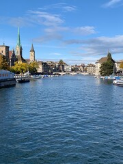 Obraz premium Fluss Limmat im Zentrum der Stadt Zürich, mit Münsterbrücke und Kirche Fraumünster und St. Peter, Schweiz - Europa
