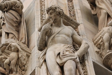 Figur am Mail&auml;nder Dom