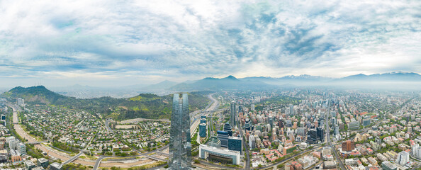 Imagem aérea de Santiago do Chile durante primavera. 