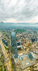 Imagem aérea do maior mirante da América Latinna, conhecido como Sky Costanera em Santiago do Chile durante primavera. 