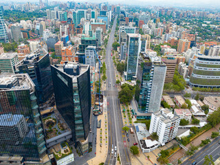 Imagem aérea de Santiago do Chile durante primavera. 