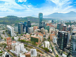 Naklejka premium Imagem aérea de Santiago do Chile durante primavera. 