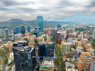 Imagem aérea de Santiago do Chile durante primavera. 