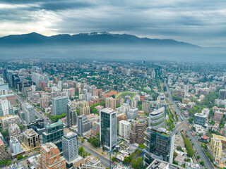 Fototapeta premium Imagem aérea de Santiago do Chile durante primavera. 