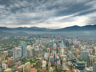 Obraz premium Imagem aérea de Santiago do Chile durante primavera. 