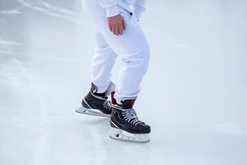Naklejka premium legs of a skater on an ice rink. hobbies and winter sports
