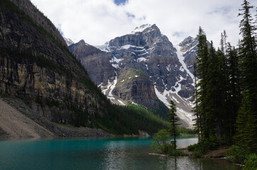Obraz premium Beautiful mountains, lakes, glaciers and waterfalls in the Canadian Rocky Mountains