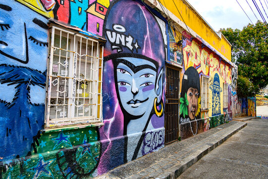 Valparaiso, Chile. Outubro 30 de 2023. Bairro Cerro alegre com grafite pintado em muro da  cidade. 