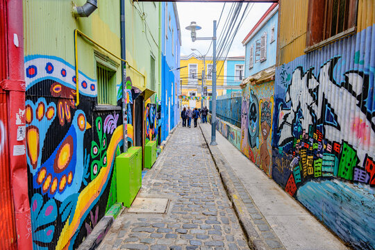 Valparaiso, Chile. Outubro 30 de 2023. Bairro Cerro alegre com grafite pintado em muro da  cidade. 
