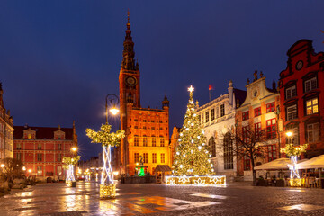 Fototapeta na wymiar Belfry tower above the old medieval town hall at the Long market at Christmas night, Gdansk, Poland.